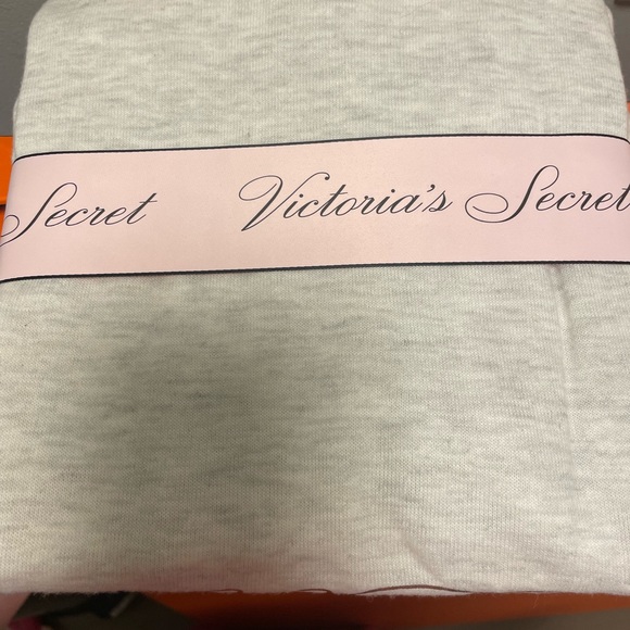 Love Victoria’s Secret The Cozy Jogger PJ set - Picture 4 of 5